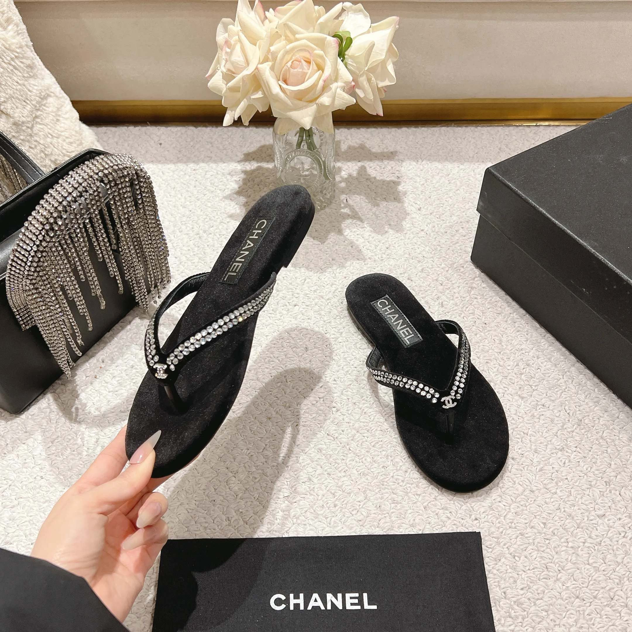 👟👟Ex-factory price 480👟👟 Xiaoxiang chanel 2025 new flip-flops! This series is really amazing. How can it be so beautiful! Summer is really an invincible combination that can be salty or sweet ~ The upper is made of original velvet and the lining is lambskin genuine leather outsole Size: 35-40 (40 customized)